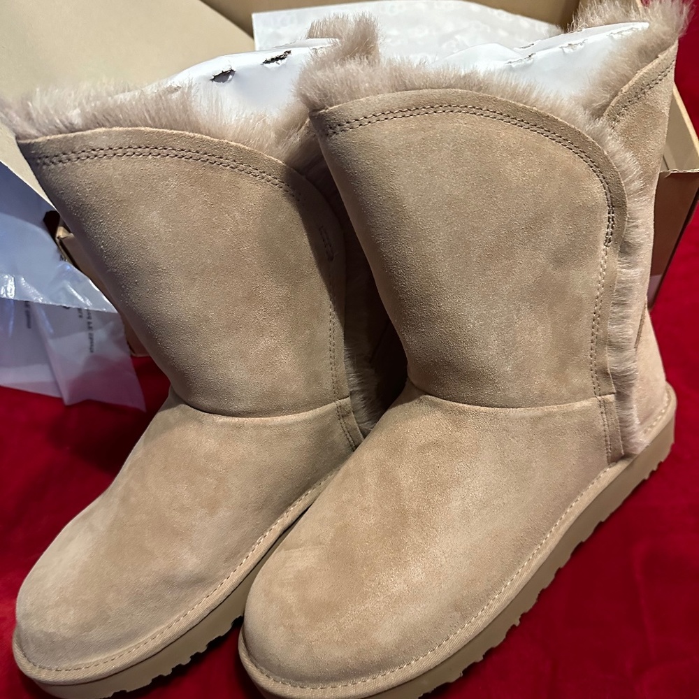 UGG CLASSIC SHORT FLUFF HIGH-LOW BOOT SIZE 10 WOMEN